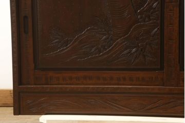 中古　超美品　軽井沢彫り　ガラス棚の粋なデザインに職人技が光る飾り棚付き食器棚(キャビネット、収納、戸棚、ディスプレイ棚、陳列棚)(R-061594)
