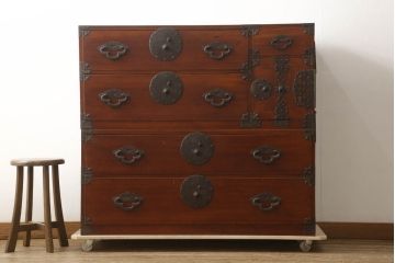 和製アンティーク　上手物　前面欅(ケヤキ)材　共縁　桜丸金具　漆塗り　上質な和の空間づくりに取り入れたい米沢箪笥(時代箪笥、和タンス、収納箪笥、引き出し、重ね箪笥、衣装たんす)(R-061598)