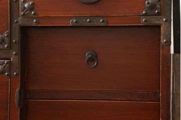 和製アンティーク　上手物　前面欅(ケヤキ)材　共縁　桜丸金具　漆塗り　上質な和の空間づくりに取り入れたい米沢箪笥(時代箪笥、和タンス、収納箪笥、引き出し、重ね箪笥、衣装たんす)(R-061598)