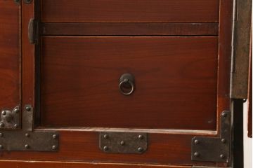 和製アンティーク　上手物　前面欅(ケヤキ)材　共縁　桜丸金具　漆塗り　上質な和の空間づくりに取り入れたい米沢箪笥サイドボード(時代箪笥、和タンス、収納箪笥、引き出し、衣装たんす)(R-061599)