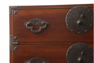 和製アンティーク　上手物　前面欅(ケヤキ)材　共縁　桜丸金具　漆塗り　上質な和の空間づくりに取り入れたい米沢箪笥サイドボード(時代箪笥、和タンス、収納箪笥、引き出し、衣装たんす)(R-061599)