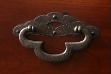 和製アンティーク　上手物　前面欅(ケヤキ)材　共縁　桜丸金具　漆塗り　上質な和の空間づくりに取り入れたい米沢箪笥サイドボード(時代箪笥、和タンス、収納箪笥、引き出し、衣装たんす)(R-061599)