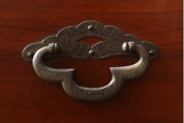 和製アンティーク　上手物　前面欅(ケヤキ)材　共縁　桜丸金具　漆塗り　上質な和の空間づくりに取り入れたい米沢箪笥サイドボード(時代箪笥、和タンス、収納箪笥、引き出し、衣装たんす)(R-061600)