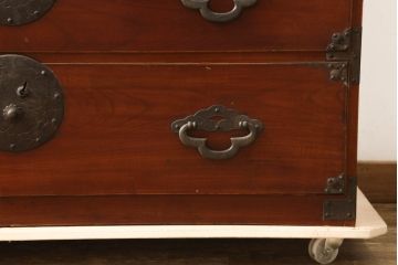 和製アンティーク　上手物　前面欅(ケヤキ)材　共縁　桜丸金具　漆塗り　上質な和の空間づくりに取り入れたい米沢箪笥サイドボード(時代箪笥、和タンス、収納箪笥、引き出し、衣装たんす)(R-061600)