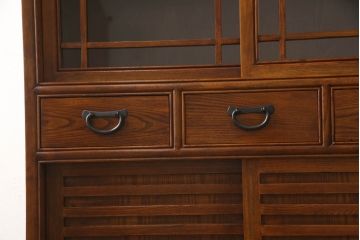 中古　超美品　希少サイズ　ニレ材　3尺薄型　すっきりとした佇まいが上品な水屋箪笥(食器棚、戸棚、収納棚、キャビネット)(R-061601)