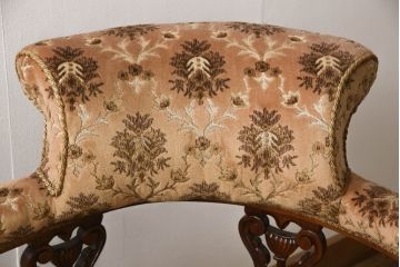イギリスアンティーク　美品　ウォールナット材　クラシカルで気品漂うシェーズロング(カウチソファ、セティ、2人掛けソファ、2P、二人掛け、長椅子、キャスター付き)(R-061603)