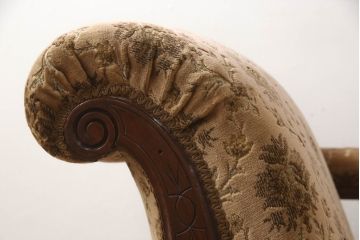 イギリスアンティーク　美品　ウォールナット材　クラシカルで気品漂うシェーズロング(カウチソファ、セティ、2人掛けソファ、2P、二人掛け、長椅子、キャスター付き)(R-061603)