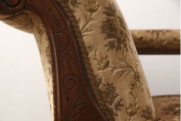 イギリスアンティーク　美品　ウォールナット材　クラシカルで気品漂うシェーズロング(カウチソファ、セティ、2人掛けソファ、2P、二人掛け、長椅子、キャスター付き)(R-061603)