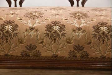 イギリスアンティーク　美品　ウォールナット材　クラシカルで気品漂うシェーズロング(カウチソファ、セティ、2人掛けソファ、2P、二人掛け、長椅子、キャスター付き)(R-061603)