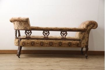 イギリスアンティーク　美品　ウォールナット材　クラシカルで気品漂うシェーズロング(カウチソファ、セティ、2人掛けソファ、2P、二人掛け、長椅子、キャスター付き)(R-061603)