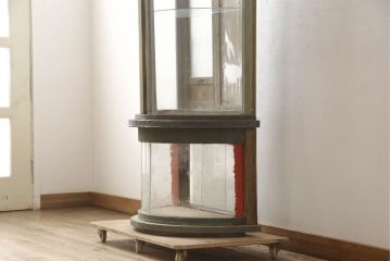 和製アンティーク　希少デザイン!!　Rガラス　懐かしさ漂う!たばこ屋さんの縦型ガラスケース(ショーケース、陳列棚、飾り棚、店舗什器、ディスプレイ棚、曲げガラス)(R-061604)