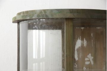 和製アンティーク　希少デザイン!!　Rガラス　懐かしさ漂う!たばこ屋さんの縦型ガラスケース(ショーケース、陳列棚、飾り棚、店舗什器、ディスプレイ棚、曲げガラス)(R-061604)