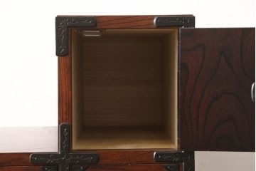 中古　岩谷堂箪笥　黒々とした金具が存在感を放つ階段箪笥(和タンス、収納箪笥)(R-061605)