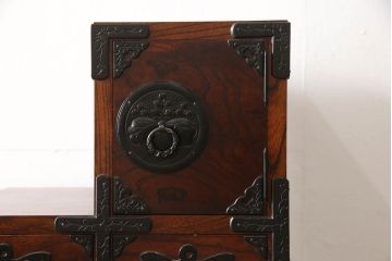 中古　岩谷堂箪笥　黒々とした金具が存在感を放つ階段箪笥(和タンス、収納箪笥)(R-061605)