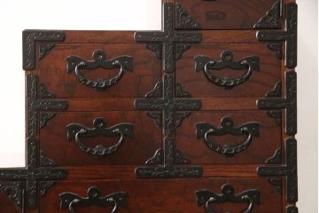 中古　岩谷堂箪笥　黒々とした金具が存在感を放つ階段箪笥(和タンス、収納箪笥)(R-061605)