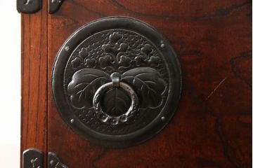 中古　岩谷堂箪笥　黒々とした金具が存在感を放つ階段箪笥(和タンス、収納箪笥)(R-061605)