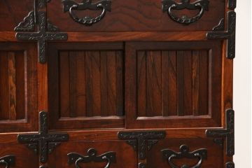 中古　岩谷堂箪笥　黒々とした金具が存在感を放つ階段箪笥(和タンス、収納箪笥)(R-061605)