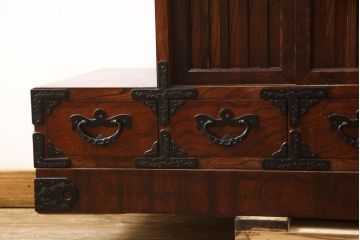 中古　岩谷堂箪笥　黒々とした金具が存在感を放つ階段箪笥(和タンス、収納箪笥)(R-061605)