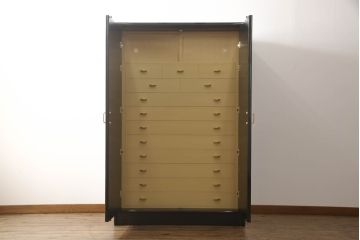 中古　香川漆器　伝統工芸士・小松庄一作　桐材　色彩豊かな漆絵が優美な存在感を放つ衣装箪笥(着物箪笥、収納箪笥、引き出し、桐箪笥、戸棚)(R-061615)