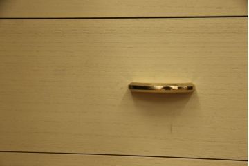 中古　香川漆器　伝統工芸士・小松庄一作　桐材　色彩豊かな漆絵が優美な存在感を放つ衣装箪笥(着物箪笥、収納箪笥、引き出し、桐箪笥、戸棚)(R-061615)