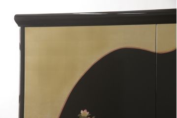 中古　香川漆器　伝統工芸士・小松庄一作　桐材　色彩豊かな漆絵が優美な存在感を放つ衣装箪笥(着物箪笥、収納箪笥、引き出し、桐箪笥、戸棚)(R-061615)