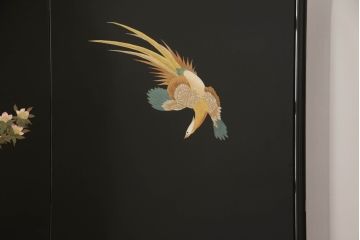 中古　香川漆器　伝統工芸士・小松庄一作　桐材　色彩豊かな漆絵が優美な存在感を放つ衣装箪笥(着物箪笥、収納箪笥、引き出し、桐箪笥、戸棚)(R-061615)