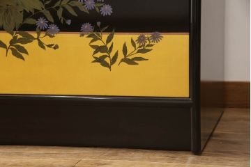 中古　香川漆器　伝統工芸士・小松庄一作　桐材　色彩豊かな漆絵が優美な存在感を放つ衣装箪笥(着物箪笥、収納箪笥、引き出し、桐箪笥、戸棚)(R-061615)