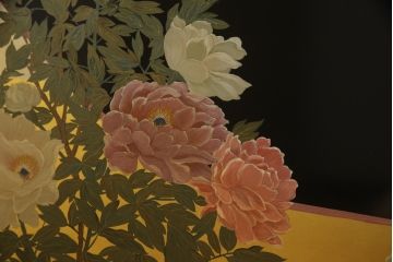 中古　香川漆器　伝統工芸士・小松庄一作　桐材　色彩豊かな漆絵が優美な存在感を放つ衣装箪笥(着物箪笥、収納箪笥、引き出し、桐箪笥、戸棚)(R-061615)