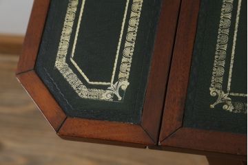 イギリスビンテージ　レザートップに施されたアンティーク調の模様が可愛らしいバタフライサイドテーブル(バタフライテーブル、ナイトテーブル、キャスター付き、ヴィンテージ)(R-061618)