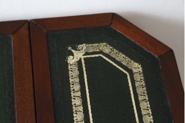イギリスビンテージ　レザートップに施されたアンティーク調の模様が可愛らしいバタフライサイドテーブル(バタフライテーブル、ナイトテーブル、キャスター付き、ヴィンテージ)(R-061618)
