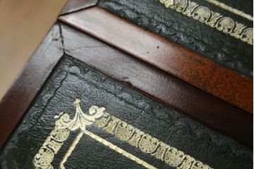 イギリスビンテージ　レザートップに施されたアンティーク調の模様が可愛らしいバタフライサイドテーブル(バタフライテーブル、ナイトテーブル、キャスター付き、ヴィンテージ)(R-061618)