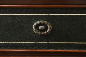 イギリスビンテージ　レザートップに施されたアンティーク調の模様が可愛らしいバタフライサイドテーブル(バタフライテーブル、ナイトテーブル、キャスター付き、ヴィンテージ)(R-061618)