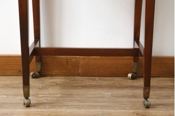 イギリスビンテージ　レザートップに施されたアンティーク調の模様が可愛らしいバタフライサイドテーブル(バタフライテーブル、ナイトテーブル、キャスター付き、ヴィンテージ)(R-061618)