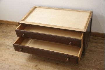 中古　松本民芸家具　天板リメイク　和・洋どちらにも取り入れやすい!シックな佇まいが魅力のローチェスト(ローボード、サイドチェスト、引き出し)(R-061621)