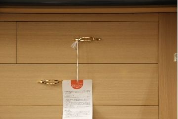 中古　超美品　香川漆器　伝統工芸士・小松庄一作　桐材　対比された色遣いが優美さを引き立てる衣装箪笥(着物箪笥、収納箪笥、引き出し、桐箪笥)(R-061622)