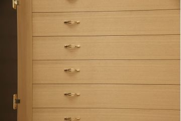 中古　超美品　香川漆器　伝統工芸士・小松庄一作　桐材　対比された色遣いが優美さを引き立てる衣装箪笥(着物箪笥、収納箪笥、引き出し、桐箪笥)(R-061622)