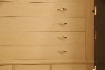中古　超美品　香川漆器　伝統工芸士・小松庄一作　桐材　対比された色遣いが優美さを引き立てる衣装箪笥(着物箪笥、収納箪笥、引き出し、桐箪笥)(R-061622)