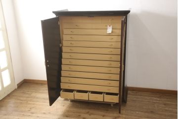 中古　超美品　香川漆器　伝統工芸士・小松庄一作　桐材　対比された色遣いが優美さを引き立てる衣装箪笥(着物箪笥、収納箪笥、引き出し、桐箪笥)(R-061622)