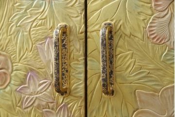 中古　超美品　香川漆器　伝統工芸士・小松庄一作　桐材　対比された色遣いが優美さを引き立てる衣装箪笥(着物箪笥、収納箪笥、引き出し、桐箪笥)(R-061622)