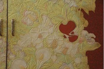 中古　超美品　香川漆器　伝統工芸士・小松庄一作　桐材　対比された色遣いが優美さを引き立てる衣装箪笥(着物箪笥、収納箪笥、引き出し、桐箪笥)(R-061622)
