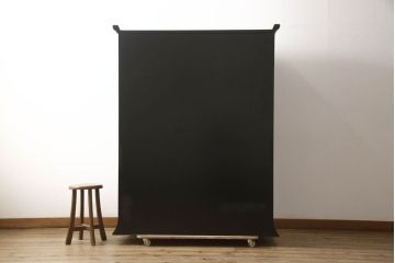 中古　超美品　香川漆器　伝統工芸士・小松庄一作　桐材　対比された色遣いが優美さを引き立てる衣装箪笥(着物箪笥、収納箪笥、引き出し、桐箪笥)(R-061622)