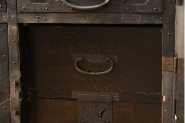 和製アンティーク　明治期　桐材　杉材　隠し付き　鳳凰・鶴亀など吉祥モチーフの透かし金具が目を惹く重ね箪笥(引き出し、時代箪笥、収納箪笥、衣装箪笥、和たんす、和タンス)(R-061623)