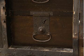 和製アンティーク　明治期　桐材　杉材　隠し付き　鳳凰・鶴亀など吉祥モチーフの透かし金具が目を惹く重ね箪笥(引き出し、時代箪笥、収納箪笥、衣装箪笥、和たんす、和タンス)(R-061623)