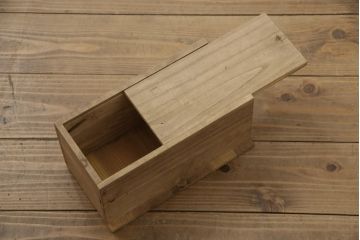和製アンティーク　明治期　桐材　杉材　隠し付き　鳳凰・鶴亀など吉祥モチーフの透かし金具が目を惹く重ね箪笥(引き出し、時代箪笥、収納箪笥、衣装箪笥、和たんす、和タンス)(R-061623)