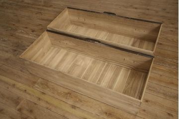和製アンティーク　明治期　桐材　杉材　隠し付き　鳳凰・鶴亀など吉祥モチーフの透かし金具が目を惹く重ね箪笥(引き出し、時代箪笥、収納箪笥、衣装箪笥、和たんす、和タンス)(R-061623)