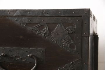和製アンティーク　明治期　桐材　杉材　隠し付き　鳳凰・鶴亀など吉祥モチーフの透かし金具が目を惹く重ね箪笥(引き出し、時代箪笥、収納箪笥、衣装箪笥、和たんす、和タンス)(R-061623)