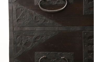 和製アンティーク　明治期　桐材　杉材　隠し付き　鳳凰・鶴亀など吉祥モチーフの透かし金具が目を惹く重ね箪笥(引き出し、時代箪笥、収納箪笥、衣装箪笥、和たんす、和タンス)(R-061623)