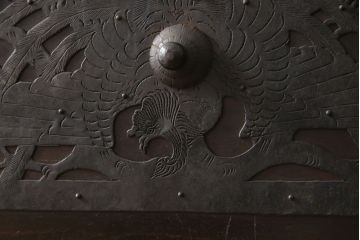 和製アンティーク　明治期　桐材　杉材　隠し付き　鳳凰・鶴亀など吉祥モチーフの透かし金具が目を惹く重ね箪笥(引き出し、時代箪笥、収納箪笥、衣装箪笥、和たんす、和タンス)(R-061623)