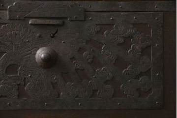 和製アンティーク　明治期　桐材　杉材　隠し付き　鳳凰・鶴亀など吉祥モチーフの透かし金具が目を惹く重ね箪笥(引き出し、時代箪笥、収納箪笥、衣装箪笥、和たんす、和タンス)(R-061623)