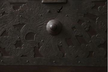 和製アンティーク　明治期　桐材　杉材　隠し付き　鳳凰・鶴亀など吉祥モチーフの透かし金具が目を惹く重ね箪笥(引き出し、時代箪笥、収納箪笥、衣装箪笥、和たんす、和タンス)(R-061623)